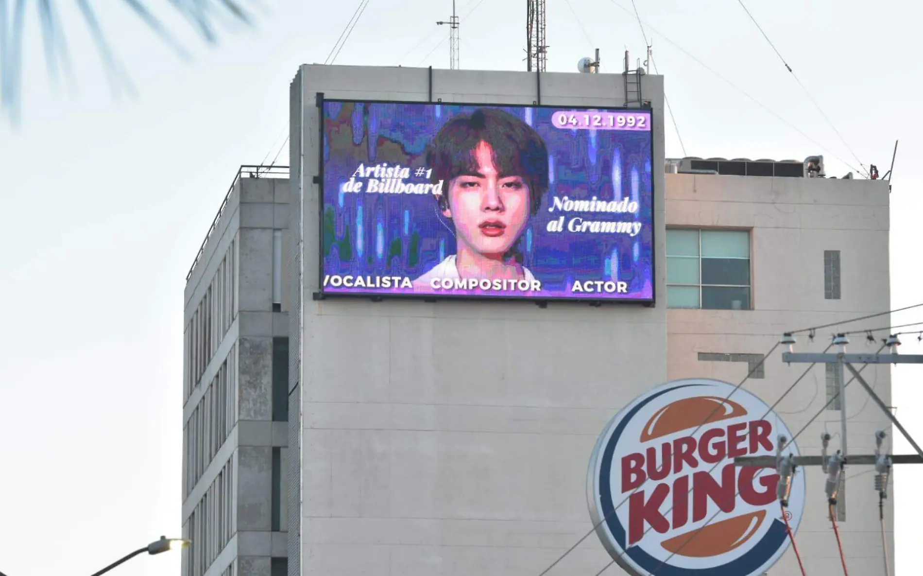 Army de Tampico felicita a Jim de BTS con espectacular en avenida Hidalgo